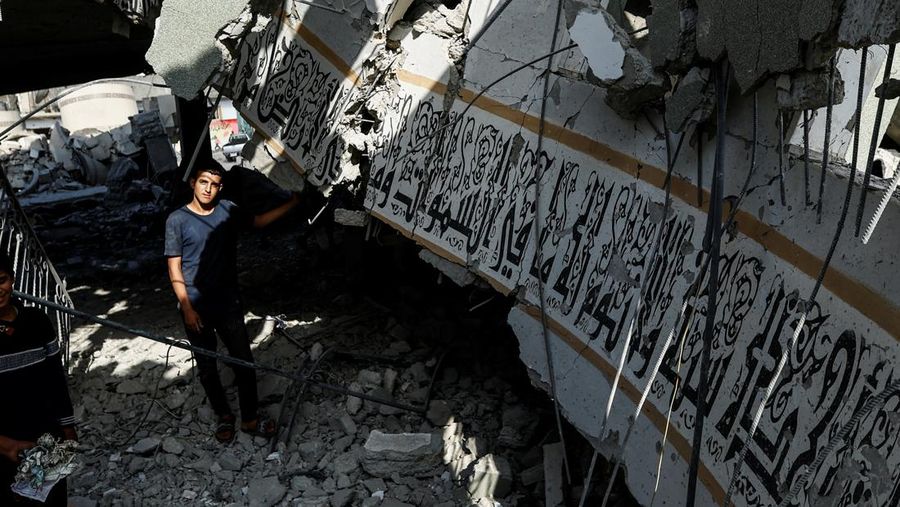 Rudal Israel menghancurkan masjid di Khan Younis, Gaza bagian Selatan. Zionis menghancurkan beberapa masjid di distrik tersebut. (REUTERS/Ibraheem Abu Mustafa)