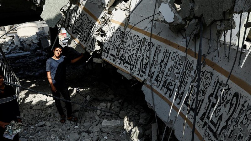Rudal Israel menghancurkan masjid di Khan Younis, Gaza bagian Selatan. Zionis menghancurkan beberapa masjid di distrik tersebut. (REUTERS/Ibraheem Abu Mustafa)
