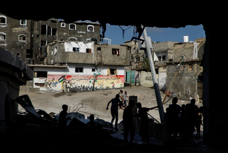 Rudal Israel menghancurkan masjid di Khan Younis, Gaza bagian Selatan. Zionis menghancurkan beberapa masjid di distrik tersebut. (REUTERS/Ibraheem Abu Mustafa)