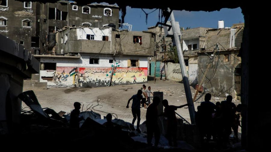 Rudal Israel menghancurkan masjid di Khan Younis, Gaza bagian Selatan. Zionis menghancurkan beberapa masjid di distrik tersebut. (REUTERS/Ibraheem Abu Mustafa)