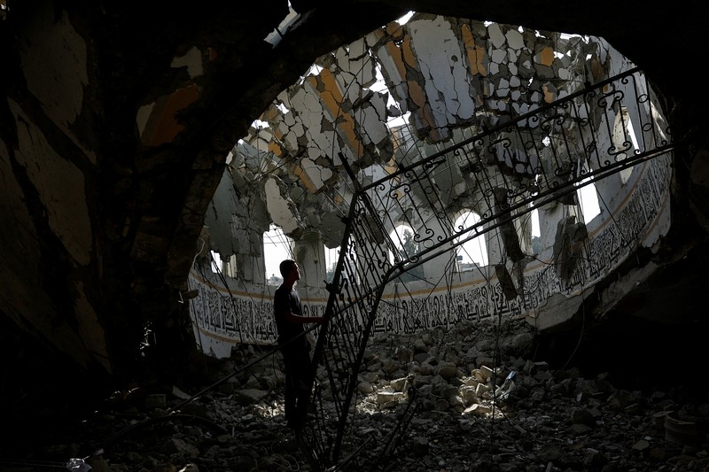 Rudal Israel menghancurkan masjid di Khan Younis, Gaza bagian Selatan. Zionis menghancurkan beberapa masjid di distrik tersebut. (REUTERS/Ibraheem Abu Mustafa) Rudal Israel menghancurkan masjid di Khan Younis, Gaza bagian Selatan. Zionis menghancurkan beberapa masjid di distrik tersebut. (REUTERS/Ibraheem Abu Mustafa)