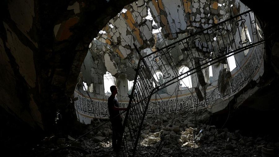 Rudal Israel menghancurkan masjid di Khan Younis, Gaza bagian Selatan. Zionis menghancurkan beberapa masjid di distrik tersebut. (REUTERS/Ibraheem Abu Mustafa)