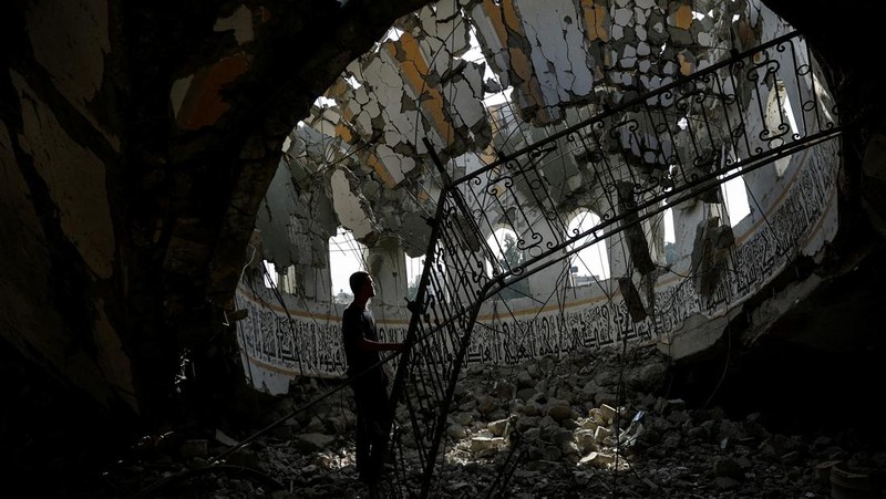 Rudal Israel menghancurkan masjid di Khan Younis, Gaza bagian Selatan. Zionis menghancurkan beberapa masjid di distrik tersebut. (REUTERS/Ibraheem Abu Mustafa)
