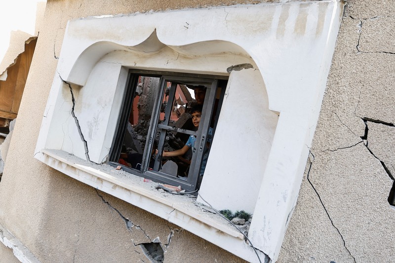 Rudal Israel menghancurkan masjid di Khan Younis, Gaza bagian Selatan. Zionis menghancurkan beberapa masjid di distrik tersebut. (REUTERS/Ibraheem Abu Mustafa) Rudal Israel menghancurkan masjid di Khan Younis, Gaza bagian Selatan. Zionis menghancurkan beberapa masjid di distrik tersebut. (REUTERS/Ibraheem Abu Mustafa)