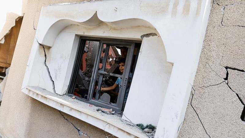 Rudal Israel menghancurkan masjid di Khan Younis, Gaza bagian Selatan. Zionis menghancurkan beberapa masjid di distrik tersebut. (REUTERS/Ibraheem Abu Mustafa)