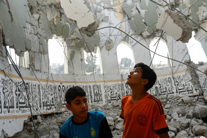 Rudal Israel menghancurkan masjid di Khan Younis, Gaza bagian Selatan. Zionis menghancurkan beberapa masjid di distrik tersebut. (REUTERS/Ibraheem Abu Mustafa)