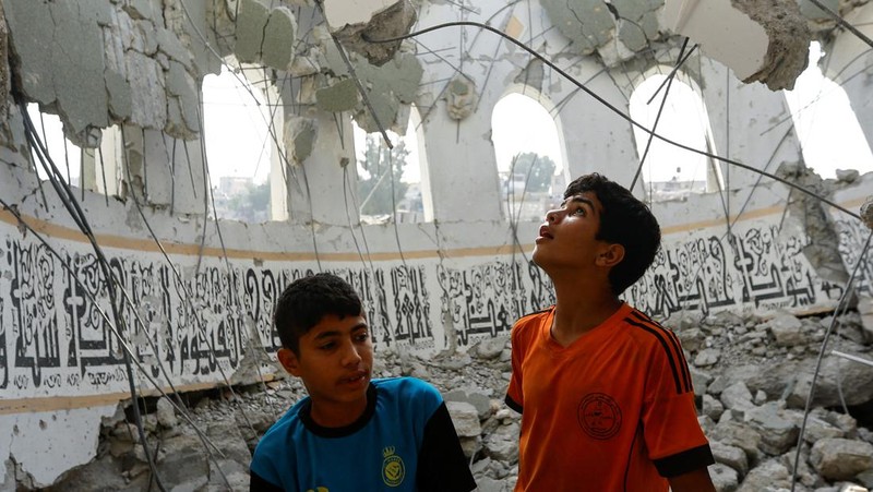 Rudal Israel menghancurkan masjid di Khan Younis, Gaza bagian Selatan. Zionis menghancurkan beberapa masjid di distrik tersebut. (REUTERS/Ibraheem Abu Mustafa)