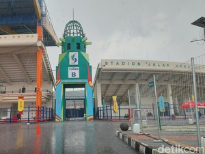 Hujan Guyur Stadion Si Jalak Harupat Jelang Laga Jepang Vs Polandia