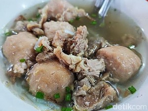 Sedap Mantap Bakso Empal Suwir Berkuah Kaldu Hangat di Surabaya