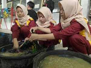 Kolaborasi Siswa & Guru, SMKN 2 Adiwerna Tegal Banjir Orderan Batik Ciprat