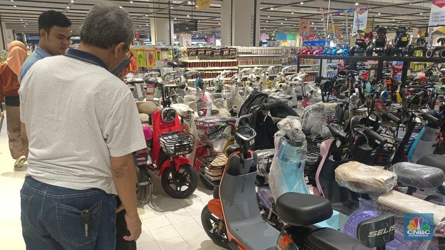 Diskon sepeda listrik diTransmart Full Day Sale. (CNBC Indonesia/Martya Sari)