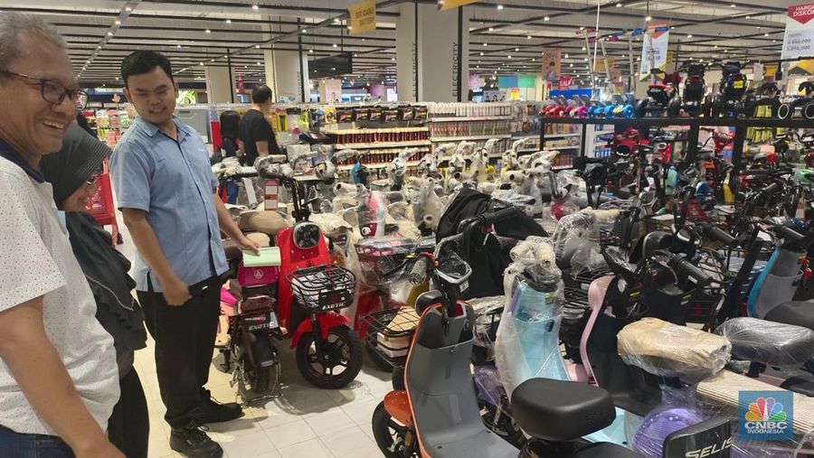 Diskon sepeda listrik diTransmart Full Day Sale. (CNBC Indonesia/Martya Sari)