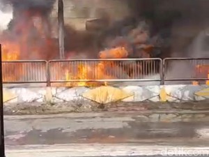 Gudang Kabel di Surabaya Terbakar