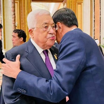 Momen Jokowi Peluk Presiden Palestina, RI Dukung Penuh