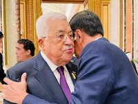 Momen Jokowi Peluk Presiden Palestina, RI Dukung Penuh