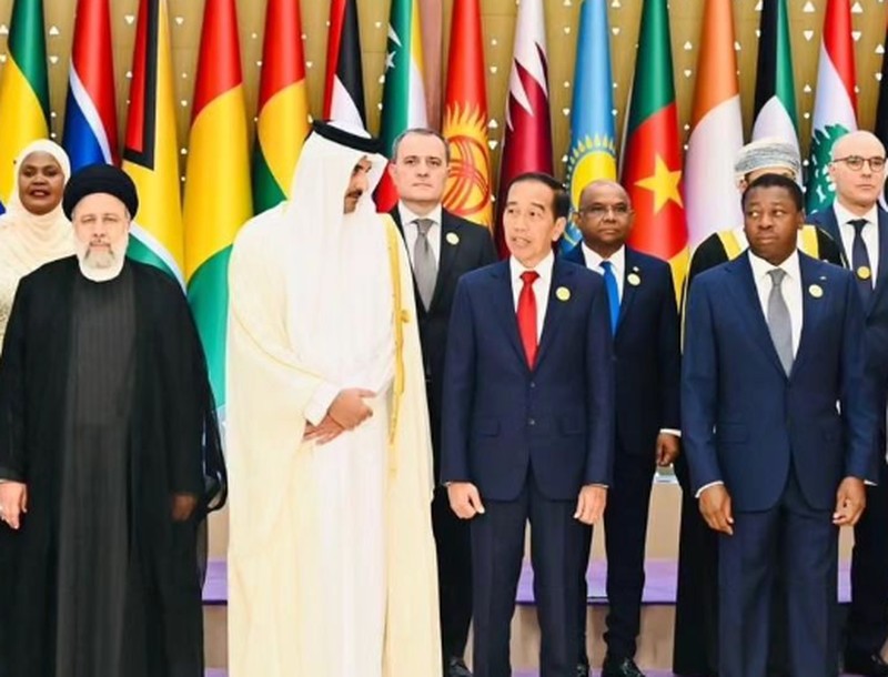 Presiden Jokowi tiba di Riyadh, Arab Saudi, untuk mengikuti KTT OKI, Sabtu (11/11/2023), pagi. (Foto: BPMI Setpres) Presiden Jokowi tiba di Riyadh, Arab Saudi, untuk mengikuti KTT OKI, Sabtu (11/11/2023), pagi. (Foto: BPMI Setpres)