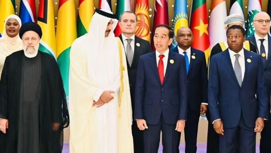 Presiden Jokowi tiba di Riyadh, Arab Saudi, untuk mengikuti KTT OKI, Sabtu (11/11/2023), pagi. (Foto: BPMI Setpres)