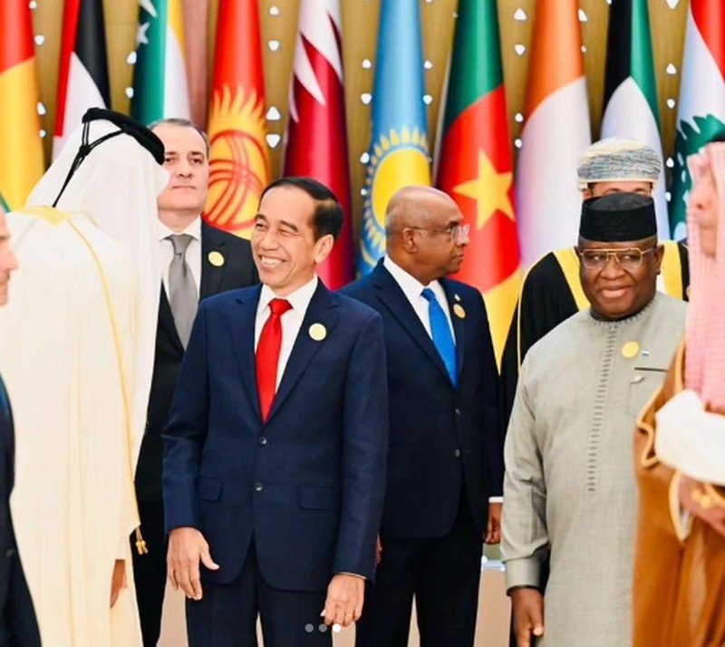 Presiden Jokowi tiba di Riyadh, Arab Saudi, untuk mengikuti KTT OKI, Sabtu (11/11/2023), pagi. (Foto: BPMI Setpres) Presiden Jokowi tiba di Riyadh, Arab Saudi, untuk mengikuti KTT OKI, Sabtu (11/11/2023), pagi. (Foto: BPMI Setpres)