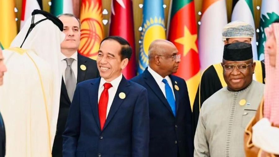 Presiden Jokowi tiba di Riyadh, Arab Saudi, untuk mengikuti KTT OKI, Sabtu (11/11/2023), pagi. (Foto: BPMI Setpres)