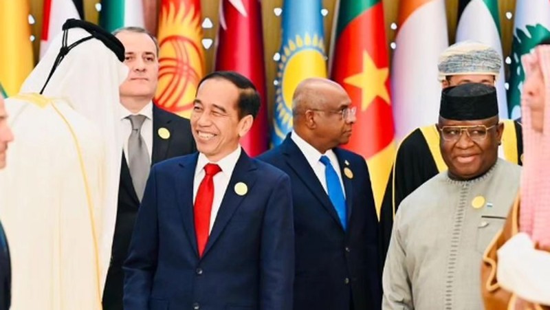 Presiden Jokowi tiba di Riyadh, Arab Saudi, untuk mengikuti KTT OKI, Sabtu (11/11/2023), pagi. (Foto: BPMI Setpres)