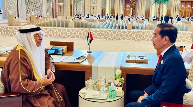 Presiden Jokowi tiba di Riyadh, Arab Saudi, untuk mengikuti KTT OKI, Sabtu (11/11/2023), pagi. (Foto: BPMI Setpres) Presiden Jokowi tiba di Riyadh, Arab Saudi, untuk mengikuti KTT OKI, Sabtu (11/11/2023), pagi. (Foto: BPMI Setpres)
