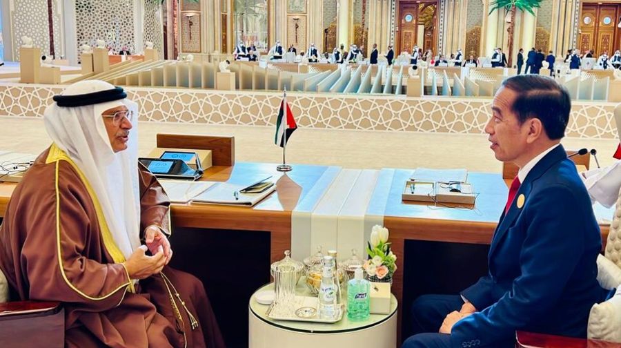 Presiden Jokowi tiba di Riyadh, Arab Saudi, untuk mengikuti KTT OKI, Sabtu (11/11/2023), pagi. (Foto: BPMI Setpres)