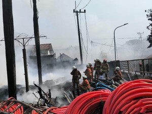 Gudang Kabel di Surabaya Terbakar Merembet ke Rumah Warga, 2 Kamar Hangus