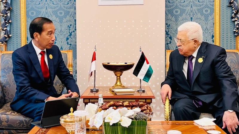 Presiden Jokowi tiba di Riyadh, Arab Saudi, untuk mengikuti KTT OKI, Sabtu (11/11/2023), pagi. (Foto: BPMI Setpres) Presiden Jokowi tiba di Riyadh, Arab Saudi, untuk mengikuti KTT OKI, Sabtu (11/11/2023), pagi. (Foto: BPMI Setpres)