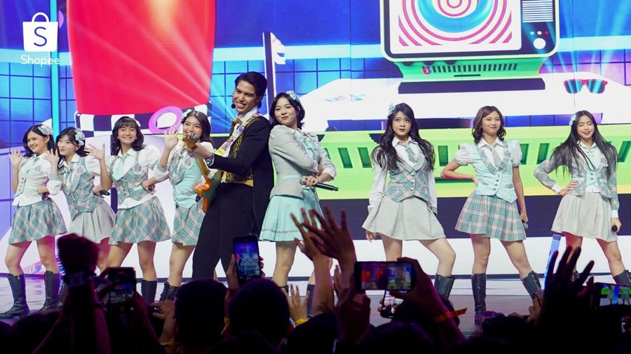 Penampilan eksklusif dari JKT48 membawakan berbagai lagu hits-nya yang sukses membuat para penonton dan fans bernyanyi bersama