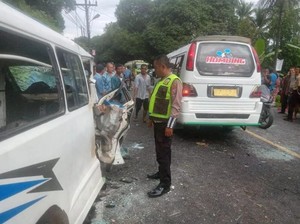 2 Mobil Penumpang Tabrakan di Tapteng, 1 Tewas-Belasan Luka-luka