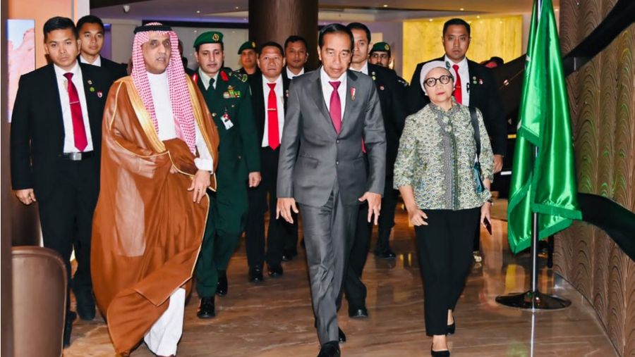 Presiden Jokowi tiba di Riyadh, Arab Saudi, untuk mengikuti KTT OKI, Sabtu (11/11/2023), pagi. (Foto: BPMI Setpres)