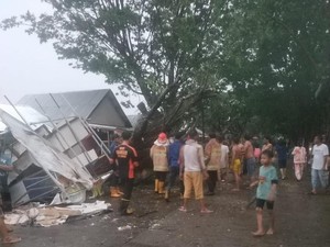Rumah-Warung Warga di Palembang Rusak Tertimpa Pohon Tumbang