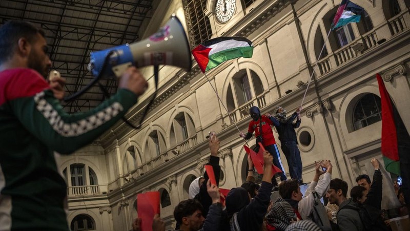 Demonstrators use the flashlights on their mobile phones as they protest against Israeli attacks on Gaza, in Barcelona, Spain, Saturday, Nov. 11, 2023. (AP Photo/Emilio Morenatti)