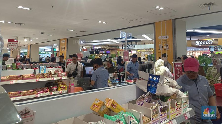 Gebyar promo diskon besar-besaran hingga 50% + 20% hadir kembali di Transmart. Pesta diskon Transmart Full Day Sale digelar lagi hari ini, Minggu (12/11/2023) (CNBC Indonesia/Martya Sari)