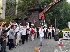 Gelar Aksi Bela Palestina, Mahasiswa UNS Injak Bendera Israel