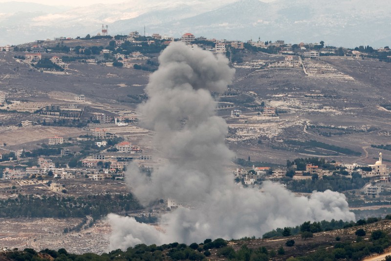 Asap mengepul terlihat dari perbatasan Israel-Lebanon di Israel utara, 12 November 2023. Asap mengepul terlihat dari perbatasan Israel-Lebanon di Israel utara, 12 November 2023. (REUTERS/Evelyn Hockstein)