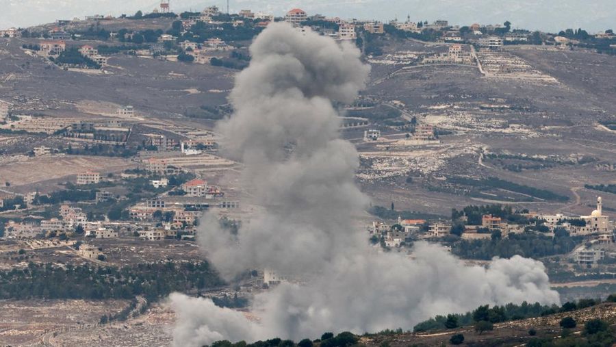 Asap mengepul terlihat dari perbatasan Israel-Lebanon di Israel utara, 12 November 2023. (REUTERS/Evelyn Hockstein)