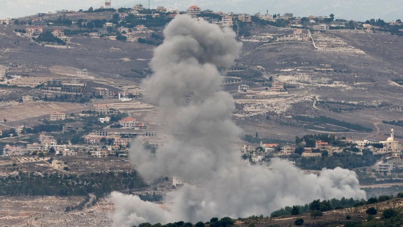 Asap mengepul terlihat dari perbatasan Israel-Lebanon di Israel utara, 12 November 2023. (REUTERS/Evelyn Hockstein)