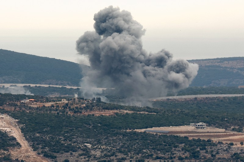 Asap mengepul terlihat dari perbatasan Israel-Lebanon di Israel utara, 12 November 2023. (REUTERS/Evelyn Hockstein)