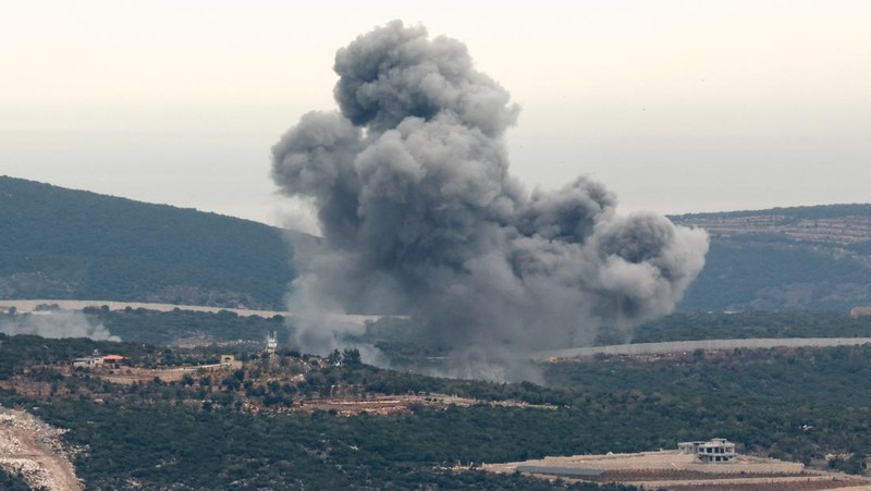 Asap mengepul terlihat dari perbatasan Israel-Lebanon di Israel utara, 12 November 2023. (REUTERS/Evelyn Hockstein)