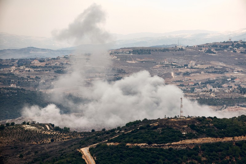 Asap mengepul terlihat dari perbatasan Israel-Lebanon di Israel utara, 12 November 2023. (REUTERS/Evelyn Hockstein)