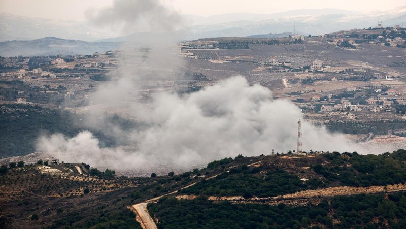 Asap mengepul terlihat dari perbatasan Israel-Lebanon di Israel utara, 12 November 2023. (REUTERS/Evelyn Hockstein)