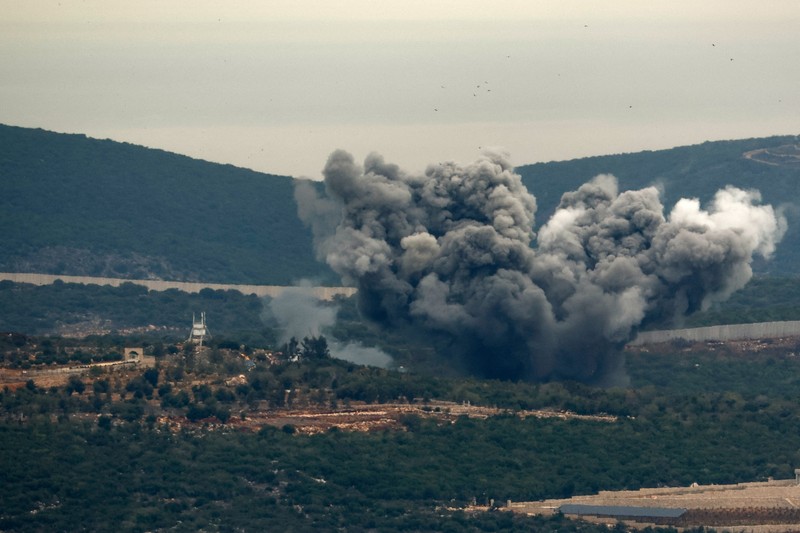 Asap mengepul terlihat dari perbatasan Israel-Lebanon di Israel utara, 12 November 2023. Asap mengepul terlihat dari perbatasan Israel-Lebanon di Israel utara, 12 November 2023. (REUTERS/Evelyn Hockstein)