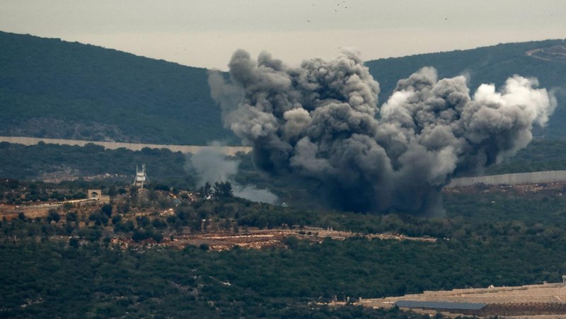 Asap mengepul terlihat dari perbatasan Israel-Lebanon di Israel utara, 12 November 2023. (REUTERS/Evelyn Hockstein)