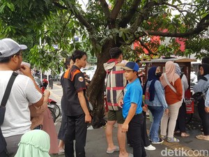 Murah dan Enak! Rela Antre Demi Bakso Gerobak Depan Superindo Dago