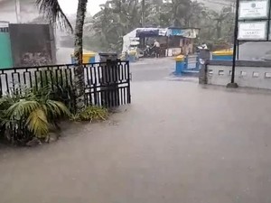 Ratusan Rumah di Belitung Terendam Banjir Akibat Hujan Deras-Air Laut Pasang