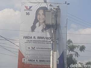Bawaslu Bongkar Atribut Partai dan Caleg di Kupang