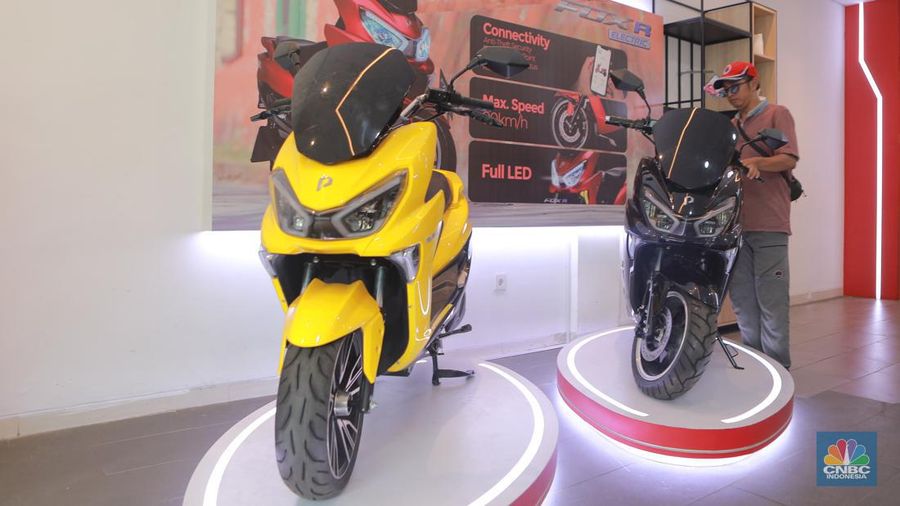 Calon pembeli melihat motor listrik dinsalah satu dealer motor di Kawasan Arteri, Jakarta Selatan, Senin (13/11/2023). (CNBC Indonesia/Muhammad Sabki)