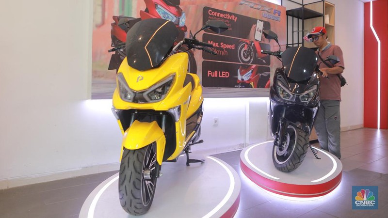 Calon pembeli melihat motor listrik dinsalah satu dealer motor di Kawasan Arteri, Jakarta Selatan, Senin (13/11/2023). (CNBC Indonesia/Muhammad Sabki)