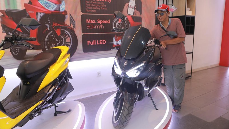 Calon pembeli melihat motor listrik dinsalah satu dealer motor di Kawasan Arteri, Jakarta Selatan, Senin (13/11/2023). (CNBC Indonesia/Muhammad Sabki)